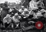 Standbild British 5th Army Gunners im goatskins Frankreich, 1916, aus Sekunde 20 historischem Filmmaterial Videoclip 65675028127