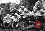 Standbild British 5th Army Gunners im goatskins Frankreich, 1916, aus Sekunde 21 historischem Filmmaterial Videoclip 65675028127