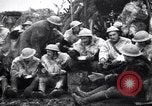 Standbild British 5th Army Gunners im goatskins Frankreich, 1916, aus Sekunde 22 historischem Filmmaterial Videoclip 65675028127