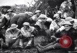 Standbild British 5th Army Gunners im goatskins Frankreich, 1916, aus Sekunde 23 historischem Filmmaterial Videoclip 65675028127