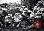Standbild British 5th Army Gunners im goatskins Frankreich, 1916, aus Sekunde 24 historischem Filmmaterial Videoclip 65675028127