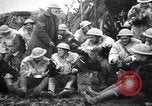 Standbild British 5th Army Gunners im goatskins Frankreich, 1916, aus Sekunde 25 historischem Filmmaterial Videoclip 65675028127