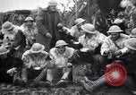 Standbild British 5th Army Gunners im goatskins Frankreich, 1916, aus Sekunde 26 historischem Filmmaterial Videoclip 65675028127