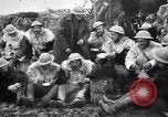 Standbild British 5th Army Gunners im goatskins Frankreich, 1916, aus Sekunde 27 historischem Filmmaterial Videoclip 65675028127