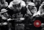 Standbild British 5th Army Gunners im goatskins Frankreich, 1916, aus Sekunde 28 historischem Filmmaterial Videoclip 65675028127