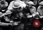 Standbild British 5th Army Gunners im goatskins Frankreich, 1916, aus Sekunde 29 historischem Filmmaterial Videoclip 65675028127