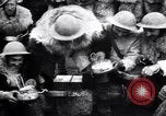 Standbild British 5th Army Gunners im goatskins Frankreich, 1916, aus Sekunde 30 historischem Filmmaterial Videoclip 65675028127