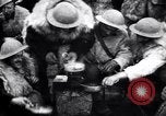 Standbild British 5th Army Gunners im goatskins Frankreich, 1916, aus Sekunde 31 historischem Filmmaterial Videoclip 65675028127