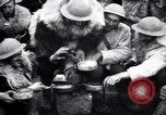 Standbild British 5th Army Gunners im goatskins Frankreich, 1916, aus Sekunde 32 historischem Filmmaterial Videoclip 65675028127