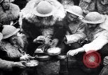 Standbild British 5th Army Gunners im goatskins Frankreich, 1916, aus Sekunde 33 historischem Filmmaterial Videoclip 65675028127