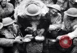 Standbild British 5th Army Gunners im goatskins Frankreich, 1916, aus Sekunde 34 historischem Filmmaterial Videoclip 65675028127