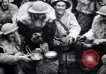 Standbild British 5th Army Gunners im goatskins Frankreich, 1916, aus Sekunde 35 historischem Filmmaterial Videoclip 65675028127