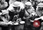 Standbild British 5th Army Gunners im goatskins Frankreich, 1916, aus Sekunde 36 historischem Filmmaterial Videoclip 65675028127