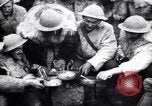 Standbild British 5th Army Gunners im goatskins Frankreich, 1916, aus Sekunde 37 historischem Filmmaterial Videoclip 65675028127
