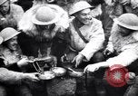 Standbild British 5th Army Gunners im goatskins Frankreich, 1916, aus Sekunde 38 historischem Filmmaterial Videoclip 65675028127