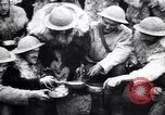 Standbild British 5th Army Gunners im goatskins Frankreich, 1916, aus Sekunde 39 historischem Filmmaterial Videoclip 65675028127