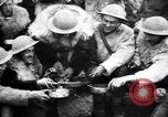 Standbild British 5th Army Gunners im goatskins Frankreich, 1916, aus Sekunde 40 historischem Filmmaterial Videoclip 65675028127