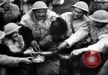Standbild British 5th Army Gunners im goatskins Frankreich, 1916, aus Sekunde 41 historischem Filmmaterial Videoclip 65675028127