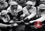 Standbild British 5th Army Gunners im goatskins Frankreich, 1916, aus Sekunde 42 historischem Filmmaterial Videoclip 65675028127