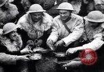 Standbild British 5th Army Gunners im goatskins Frankreich, 1916, aus Sekunde 43 historischem Filmmaterial Videoclip 65675028127