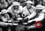 Standbild British 5th Army Gunners im goatskins Frankreich, 1916, aus Sekunde 44 historischem Filmmaterial Videoclip 65675028127