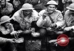 Standbild British 5th Army Gunners im goatskins Frankreich, 1916, aus Sekunde 45 historischem Filmmaterial Videoclip 65675028127