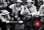 Standbild British 5th Army Gunners im goatskins Frankreich, 1916, aus Sekunde 46 historischem Filmmaterial Videoclip 65675028127