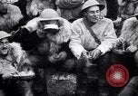 Standbild British 5th Army Gunners im goatskins Frankreich, 1916, aus Sekunde 48 historischem Filmmaterial Videoclip 65675028127