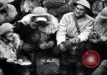 Standbild British 5th Army Gunners im goatskins Frankreich, 1916, aus Sekunde 49 historischem Filmmaterial Videoclip 65675028127