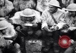 Standbild British 5th Army Gunners im goatskins Frankreich, 1916, aus Sekunde 50 historischem Filmmaterial Videoclip 65675028127