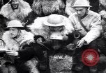 Standbild British 5th Army Gunners im goatskins Frankreich, 1916, aus Sekunde 52 historischem Filmmaterial Videoclip 65675028127