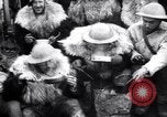 Standbild British 5th Army Gunners im goatskins Frankreich, 1916, aus Sekunde 53 historischem Filmmaterial Videoclip 65675028127