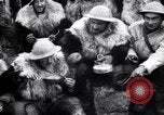 Standbild British 5th Army Gunners im goatskins Frankreich, 1916, aus Sekunde 55 historischem Filmmaterial Videoclip 65675028127