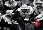 Standbild British 5th Army Gunners im goatskins Frankreich, 1916, aus Sekunde 56 historischem Filmmaterial Videoclip 65675028127