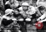 Standbild British 5th Army Gunners im goatskins Frankreich, 1916, aus Sekunde 57 historischem Filmmaterial Videoclip 65675028127