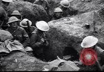 Standbild Irish Regiment Truppen in der Schlacht der Ancre Frankreich, 1916, aus Sekunde 13 historischem Filmmaterial Videoclip 65675028128