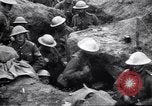 Standbild Irish Regiment Truppen in der Schlacht der Ancre Frankreich, 1916, aus Sekunde 14 historischem Filmmaterial Videoclip 65675028128