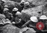 Standbild Irish Regiment Truppen in der Schlacht der Ancre Frankreich, 1916, aus Sekunde 15 historischem Filmmaterial Videoclip 65675028128