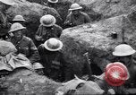 Standbild Irish Regiment Truppen in der Schlacht der Ancre Frankreich, 1916, aus Sekunde 17 historischem Filmmaterial Videoclip 65675028128