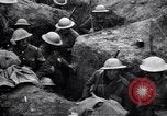 Standbild Irish Regiment Truppen in der Schlacht der Ancre Frankreich, 1916, aus Sekunde 19 historischem Filmmaterial Videoclip 65675028128