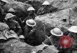 Standbild Irish Regiment Truppen in der Schlacht der Ancre Frankreich, 1916, aus Sekunde 27 historischem Filmmaterial Videoclip 65675028128