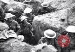 Standbild Irish Regiment Truppen in der Schlacht der Ancre Frankreich, 1916, aus Sekunde 29 historischem Filmmaterial Videoclip 65675028128