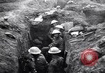 Standbild Irish Regiment Truppen in der Schlacht der Ancre Frankreich, 1916, aus Sekunde 30 historischem Filmmaterial Videoclip 65675028128