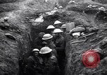 Standbild Irish Regiment Truppen in der Schlacht der Ancre Frankreich, 1916, aus Sekunde 52 historischem Filmmaterial Videoclip 65675028128