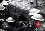 Standbild Irish Regiment Truppen in der Schlacht der Ancre Frankreich, 1916, aus Sekunde 54 historischem Filmmaterial Videoclip 65675028128