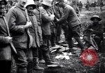 Standbild britischer Offizier sucht nach mehreren deutschen Gefangenen Frankreich, 1916, aus Sekunde 5 historischem Filmmaterial Videoclip 65675028133