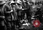 Standbild britischer Offizier sucht nach mehreren deutschen Gefangenen Frankreich, 1916, aus Sekunde 6 historischem Filmmaterial Videoclip 65675028133