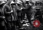 Standbild britischer Offizier sucht nach mehreren deutschen Gefangenen Frankreich, 1916, aus Sekunde 7 historischem Filmmaterial Videoclip 65675028133