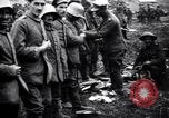 Standbild britischer Offizier sucht nach mehreren deutschen Gefangenen Frankreich, 1916, aus Sekunde 8 historischem Filmmaterial Videoclip 65675028133