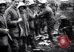 Standbild britischer Offizier sucht nach mehreren deutschen Gefangenen Frankreich, 1916, aus Sekunde 9 historischem Filmmaterial Videoclip 65675028133